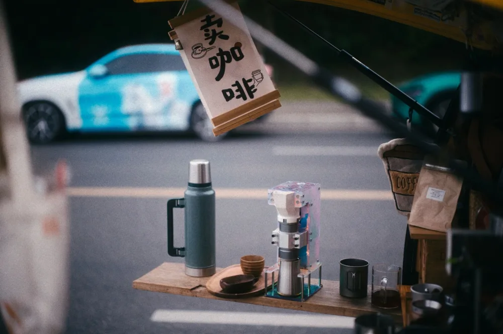 Cozy street coffee setup in Chengdu with thermos and cups on display, perfect for urban caffeine lovers.